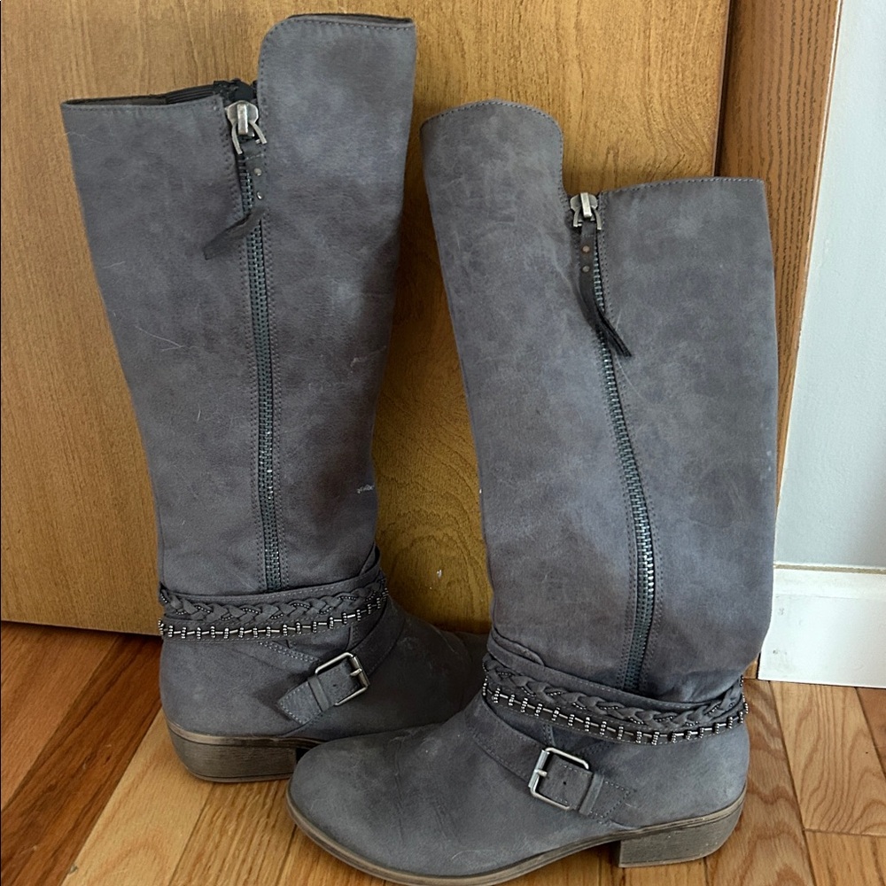 Gray Boots with Suede Material and Chunky Heel